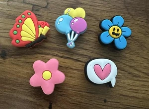 🌟 Lote de 5 dijes de cocodrilo surtidos - ¡Divertidos accesorios para zapatos para niños y adultos! 🌟 - Imagen 1 de 2