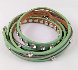 Pulsera envolvente imitación cuero calado verde cristales transparentes 3 cierre a presión 24" largo - Imagen 1 de 9