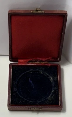 Vitrina de reloj o brazalete vintage suizo de madera forrado de seda y terciopelo. 8,5 cm cuadrados. Foto 1 de 4