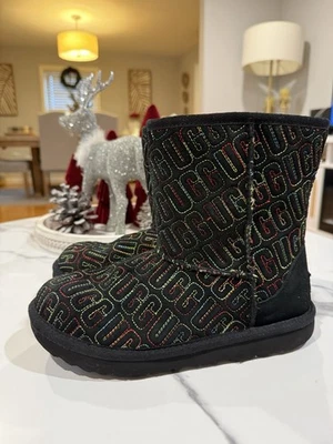 BOTAS DE GAMUZA NUEVAS SIN CAJA NIÑOS TALLA 5 NEGRAS UGG CLASSIC II PUNTADA GRÁFICA 1112383K LOGO Foto 1 de 4