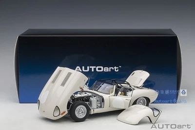 AUTOart 1:18 Jaguar ligero tipo E blanco #73646 modelo de coche fundido a presión - NUEVO Foto 1 de 4
