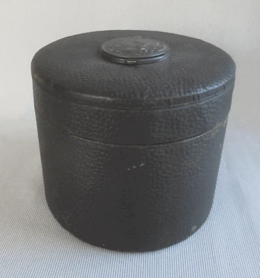 Antigua caja de cuello de cuero sintético con tapa abatible para tachuelas fecha de patente 27 de mayo de 1890 Foto 1 de 4