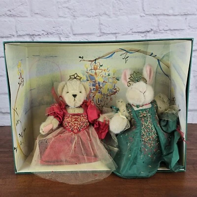 Muffy VanderBear Yule Joya Bola Rubíes y Esmeraldas Firmado 2001 Edición Limitada Foto 1 de 4