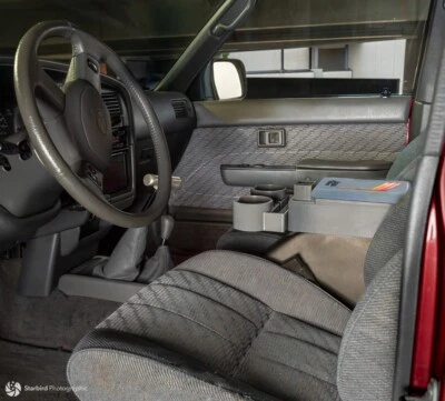 Repuesto superior bisagra portabrazos consola central Toyota 4runner 90-95  Foto 1 de 4