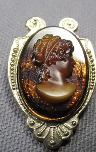 Pin Brooch Root Beer Colored Glass Profile Cameo Yellow Tone Metal 1.5" x  1" - Picture 1 of 9