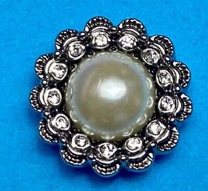 Diamantes de imitación rodeados de perlas de 18 mm jengibre a presión magnolia y vid - Imagen 1 de 10