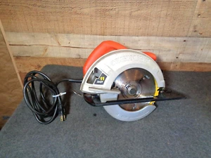 BLACK & DECKER Model CS1000 Circular Saw 7 1/4" - Picture 1 of 7