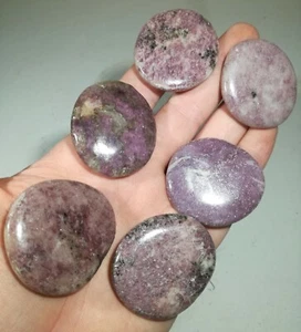 Palma de lepidolita pulida - piedra de palma - curación - reiki - cristales 45-50 mm - Imagen 1 de 4