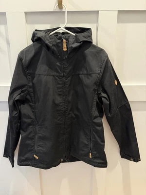 Chaqueta para mujer Fjallraven Stina con cremallera completa, negra, talla grande Foto 1 de 4