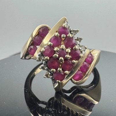 Anillo de oro macizo de 10k con rubíes y diamantes / 3,92 gramos / tamaño 7 / 16,42 mm Foto 1 de 4