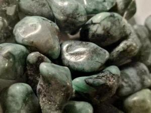 Smeraldo naturale pietra vera minerale da collezione gemma per cristalloterapia - Imagen 1 de 4
