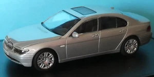 BMW Serie 7 2001 Argento Grigio Scuro Custodia Presentazione Minichamp Scala 1:43 - Foto 1 di 6