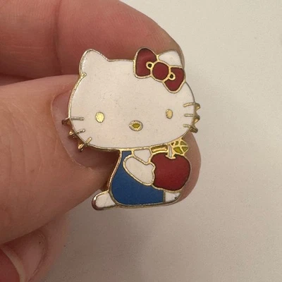 Vintage Hello Kitty hält roten Apfel Sanrio Emaille Anstecknadel - Bild 1 von 3