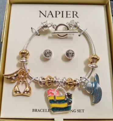 Nuevo en caja Juego de brazalete y aretes Napier tono plata y tono dorado deslizante de playa Foto 1 de 4