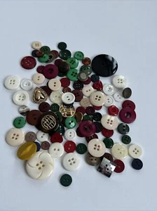 Lote de más de 100 botones mixtos artesanales pasatiempo costura libro de recortes de colección - Imagen 1 de 5