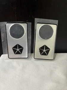 2 Cerradura Puerta Llave Arañazos Protector Cromo Borde Emblema Calcomanías Rueda Salpicadero Asiento Manijas - Imagen 1 de 2