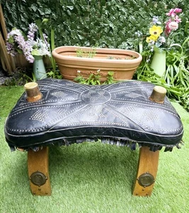 Vintage Ägyptischer Kamel Sattel Fuß Hocker Leder Kissen Messing Platten - Bild 1 von 10