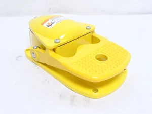 249396 New-No Box; Square D 9002AW1 Momentary Foot Switch SPDT 600VAC/DC 3/4NPT - Picture 1 of 7