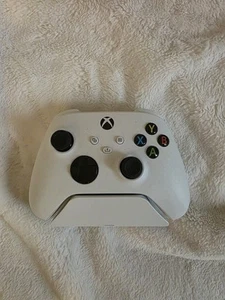 White Xbox Series X Controller With Razer Charging Stand And Backplate - Picture 1 of 2
