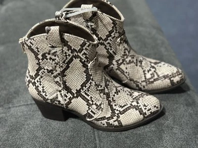 Botas al tobillo Style & Co con estampado de serpiente para mujer talla 5M MYKENNAP cremallera trasera nuevas en caja Foto 1 de 4