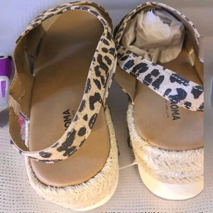 SONOMA Women Geyser NWT Leopard Sandal Slip On shoes Size 8Animal Print Buckle - Picture 1 of 3
