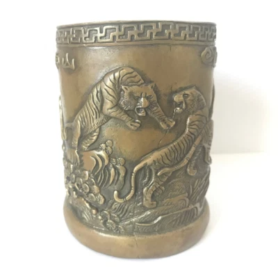 Portabrobillas de Bronce Dinastía Qing China: Tigres, Montaña, Plantas, Nubes Foto 1 de 4