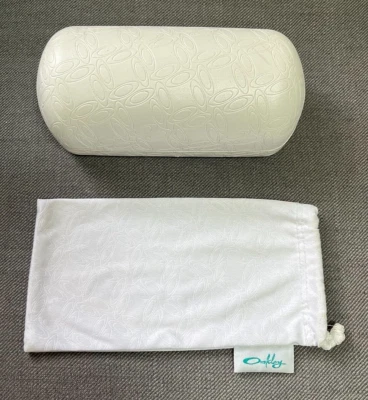 FUNDAS PARA GAFAS DE SOL OAKLEY BLANCAS CUBIERTA DURA LOGOTIPO EN RELIEVE Y BOLSA DE ALMACENAMIENTO SUAVE Foto 1 de 4
