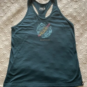 Smartwool Merino Sport 150 Paddleboard Adventure Graphic Tank Teal Damen Large - Bild 1 von 9