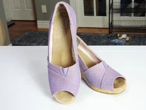 🔥TOMS Michelle scarpe classiche tacco zeppa sandali punta aperta taglia W8 viola🔥 - Foto 1 di 6
