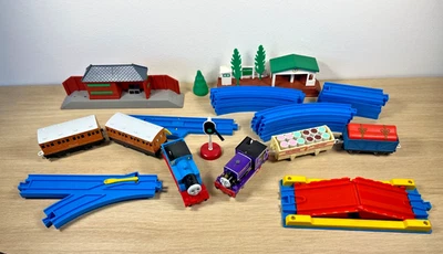 Lote de estaciones de trenes motorizados Thomas & Friends Charlie Trackmaster Foto 1 de 4