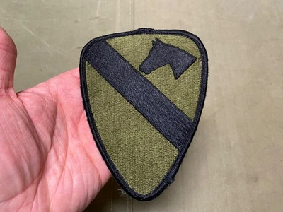 ORIGINAL VIETNAM WAR US ARMY 1ST CAVALRY DIVISION JACKET SUBDUED PATCH INSIGNIA - Image 1 of 2