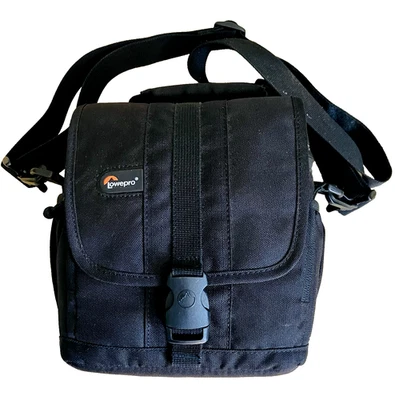 Estuche para cámara Lowepro Adventura 140 pequeño 8 x 8 pulgadas correa acolchada Ripstop negra Foto 1 de 4
