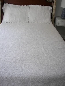 Vintage Matelasse Decke mit 2 Kissenbezügen weiß Blumen Wirbel Jakobsmuscheln 87 x 90" Baumwolle - Bild 1 von 9