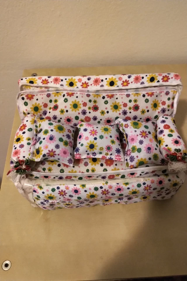 1/6 Divanetto fatto a mano per Barbie o bambole simili - Immagine 1 di 4