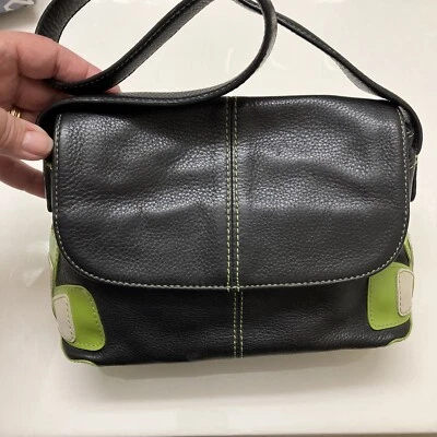 Bolsa de ombro de couro preta Gianni Bini com flores verdes - Imagem 1 de 4