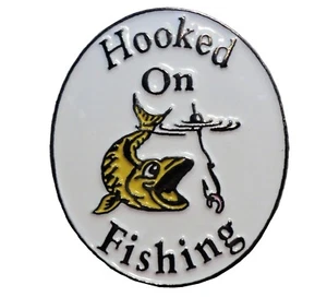 Haken Angeln Fisch auf Hakenrute Fischer 30 mm Metall Emaille Abzeichen NEU - Bild 1 von 1
