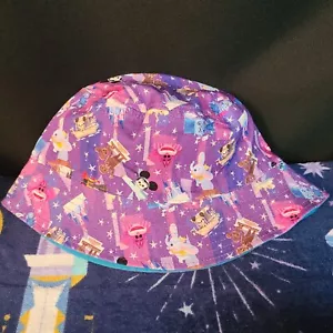 2023 Walt Disney World Parks Joey Chou Mickey Castle Reversible Cubo Sombrero Nuevo - Imagen 1 de 3