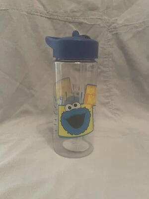 NUEVO Botella de agua de plástico Sesame Street 16,5 oz Cookie Monster "Nom Nom Nom" Foto 1 de 4