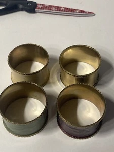 4 Porta Anelli Tovaglioli Vintage Ottone Lucido Rotondo Largo Smussato Attrezzature Moderne - Foto 1 di 9