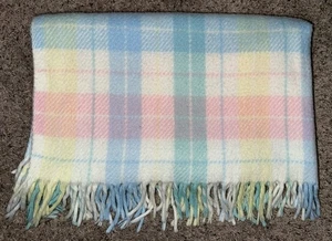 Coperta bambino vintage pastello plaid 100% frange acriliche USA rosa blu giallo 36x44 - Foto 1 di 4