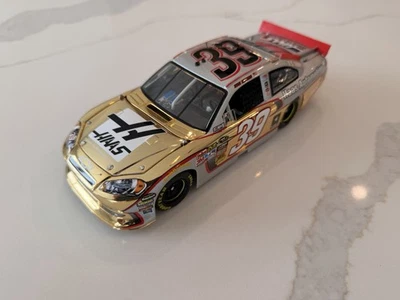 Coche diecast Ryan Newman Gold Elite 2011 Haas Automation 1:24 NASCAR Foto 1 de 4