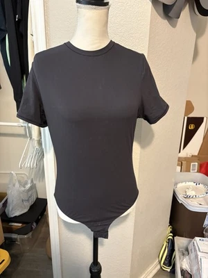 Body para mujer SKIMS Essential cuello redondo 2X negro manga corta mezcla de algodón Foto 1 de 4