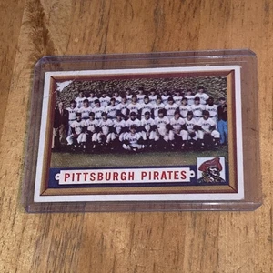 1957 Topps #161 Pittsburgh Pirates Team Card HOF Clemente, centrato (piega) G - Foto 1 di 5