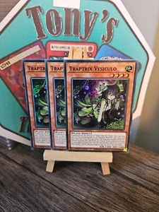 3 x Traptrix Vesiculo Super Rare 1st Edition MP22-EN063 YuGiOh Playset - Foto 1 di 9