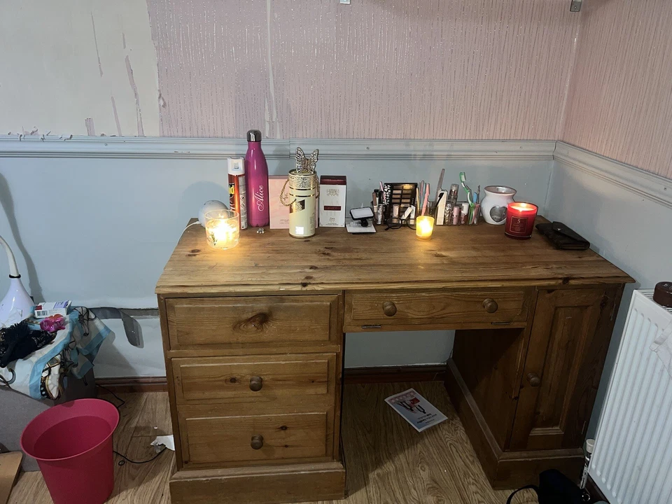 Wooden desk with drawers. used - Image 1 of 4