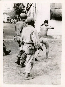 WWII ERA, A CAPTURED JAPANESE SOLDIER WEARING HARAMAKI & ORIGINAL PERIOD PHOTO - Picture 1 of 1