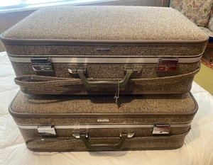 Pair A+++ Vintage Halston III Tweed Suitcases With Wheels, Keys & Pull Strap Tan - Picture 1 of 12