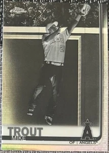 🔥 2019 Topps Chrome NEGATIVE REFRACTOR #200 Mike Trout 🔥VERY RARE BV $25 - Picture 1 of 2
