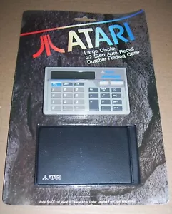 NEU Atari Taschenrechner mit Koffer Neuheit Artikel verkauft als Ersatzteile Reparaturteile - Bild 1 von 4