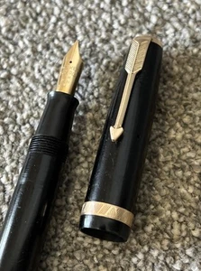 PARKER DUOFOLD BUTTON FILL FOUNTAIN PEN-BLACK-14Ct NEWHAVEN NIB-ENGLAND-(A6) - Foto 1 di 12